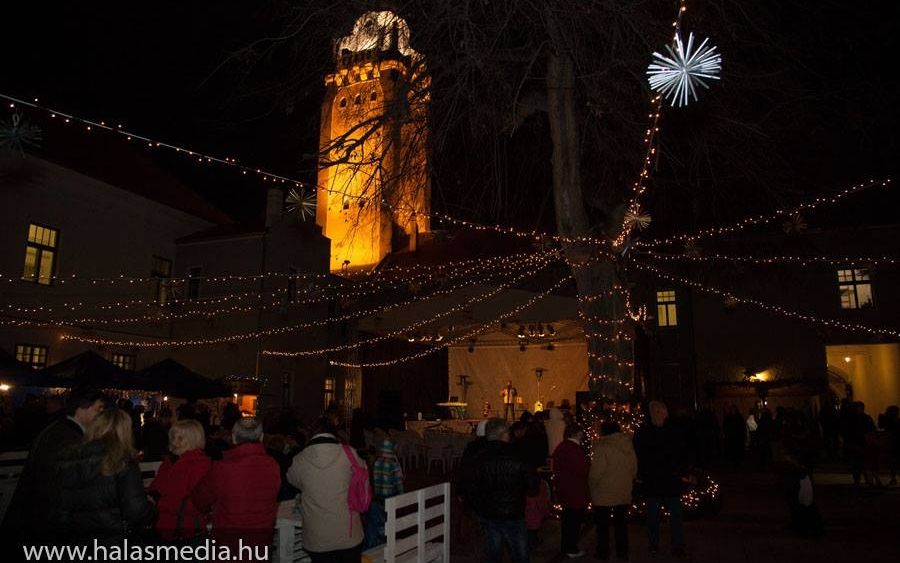 Megnyitotta kapuit az adventi udvar