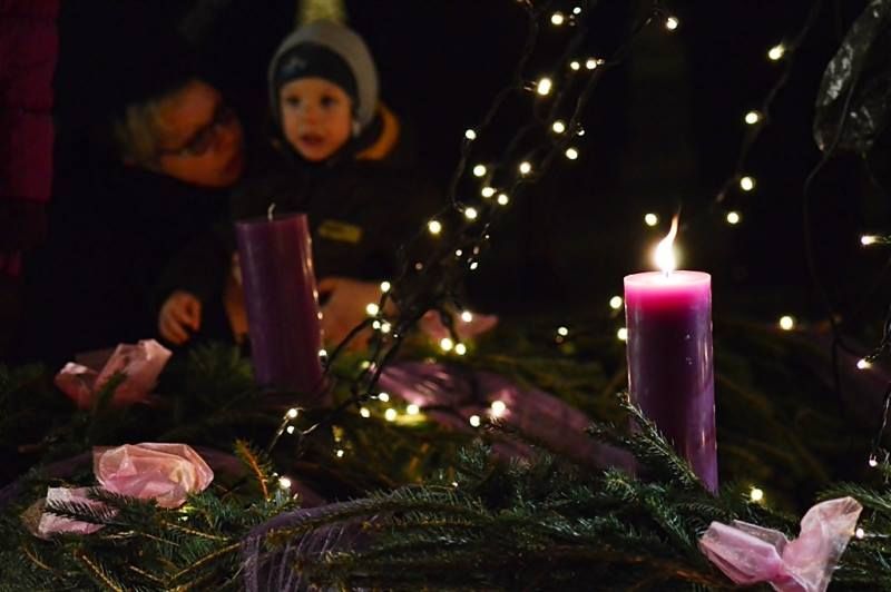 Közös gyertyagyújtás advent kezdetén