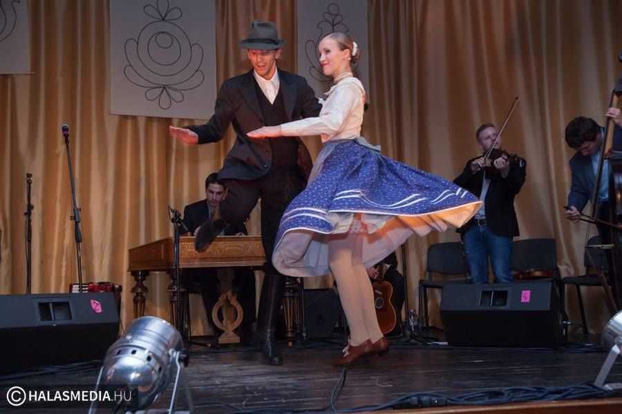 A folk megért egy estet...