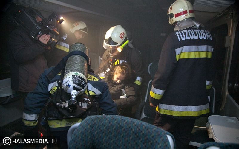 Diákokat mentettek a vonatról
