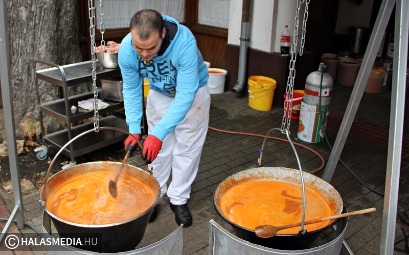 Százak a jótékonysági halászléfőzésen
