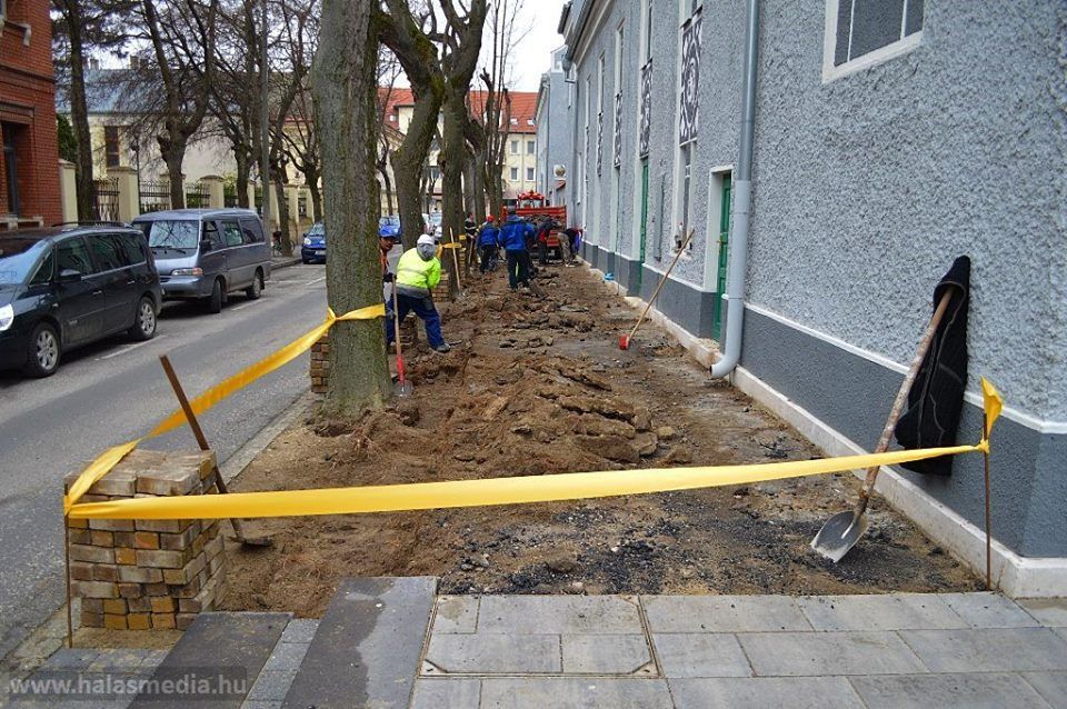 Járdabontás, építés Halas központjában