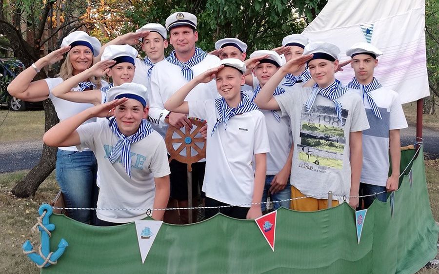 Akalin táboroztak a központisok