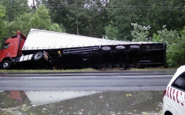 Felborult egy kamion Halason