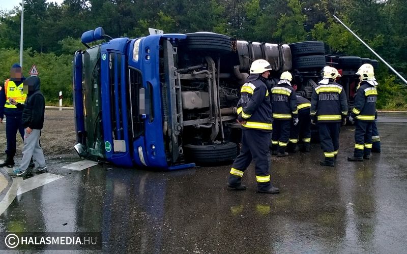 Felborult egy kamion, teljes útzár