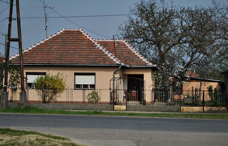 Géppisztolyos rendőrök Fehértón