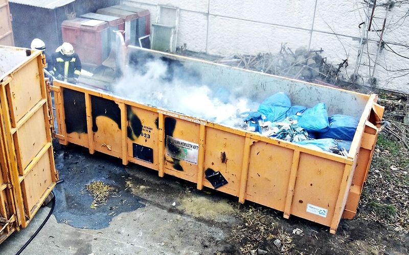 Kigyulladt a konténer a kórház udvarán