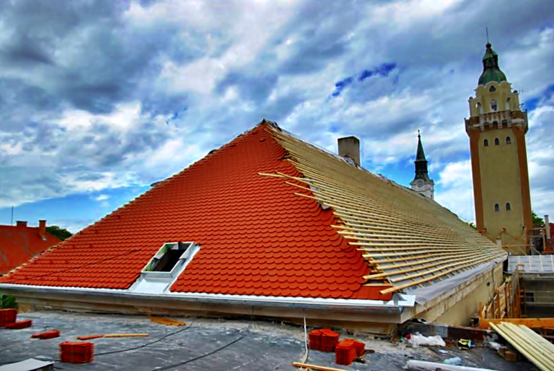 Most már tényleg felbontják a főteret (galériával)