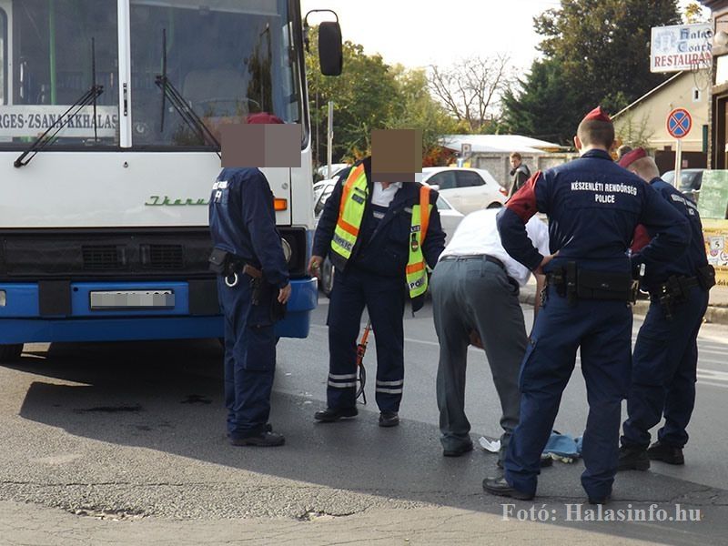 Elgázolta a kanyarodó busz (fotókkal)