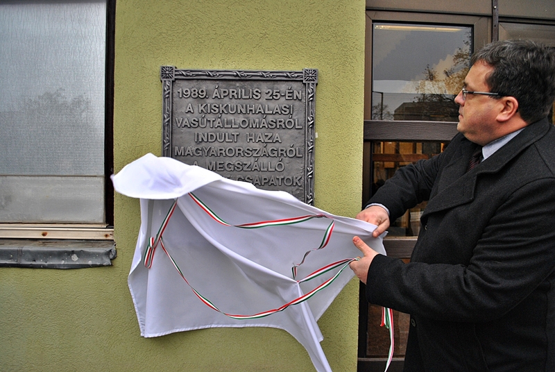 Emléktábla a kivonulásról