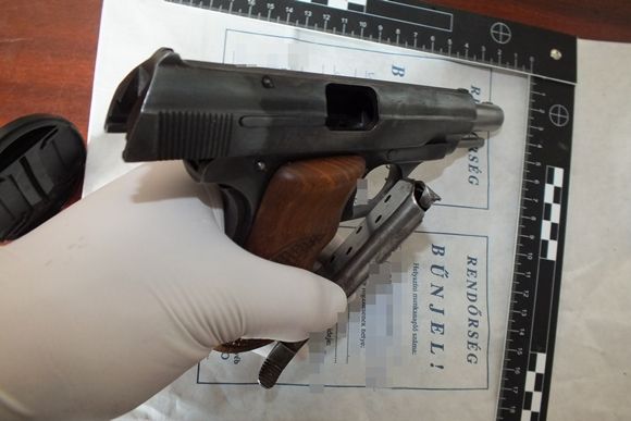 A kutyáját lelőtte, a feleségét is fegyverrel fenyegette