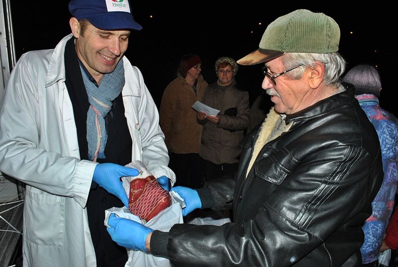 Önkéntesek segítették az adományosztást