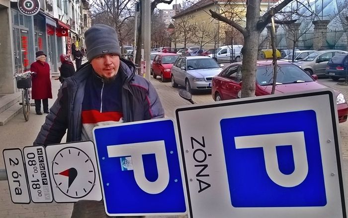 (►) Vigyázzunk a parkolással!