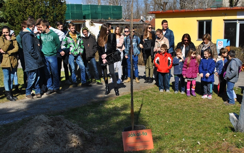 Jókai-tölgyet ültettek