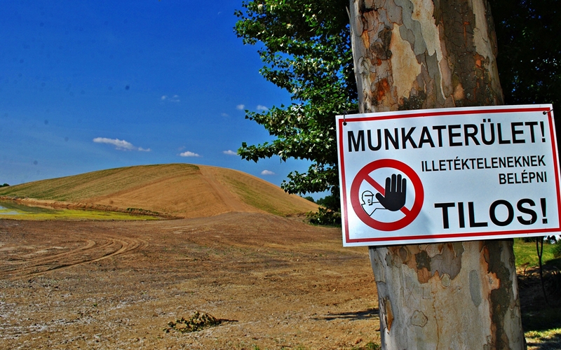 Behálózták, füvesítették a dombot