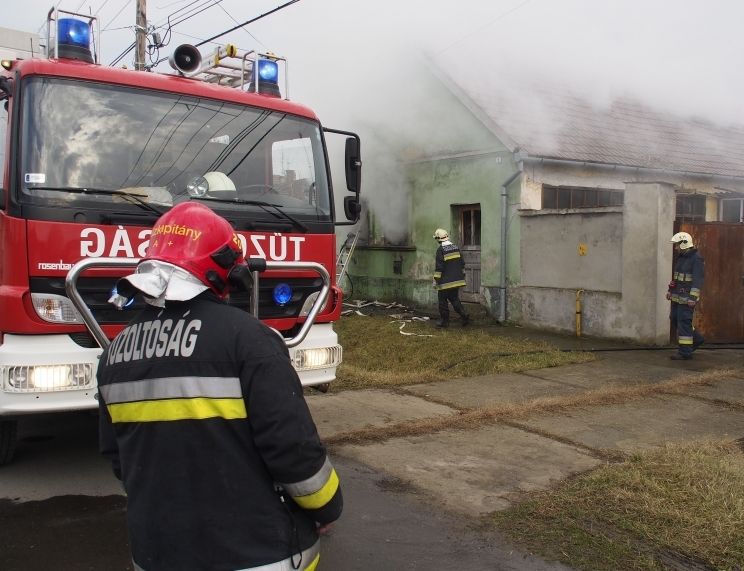 Égett a melléképület