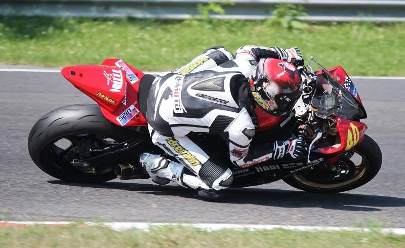 Alen az aranyért motorozik