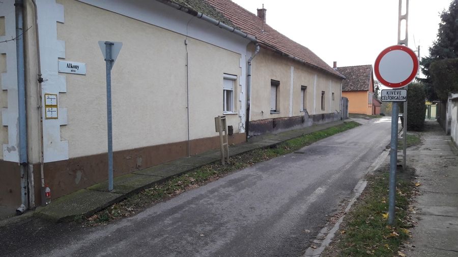 Alkony utca – átmenő forgalom kitiltva