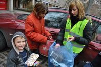 Karácsonyi szeretetcsomagokat osztottak a halasi állatvédőrök