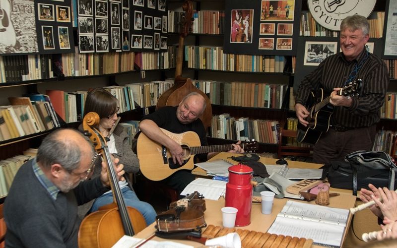 Negyven év, negyven dallal