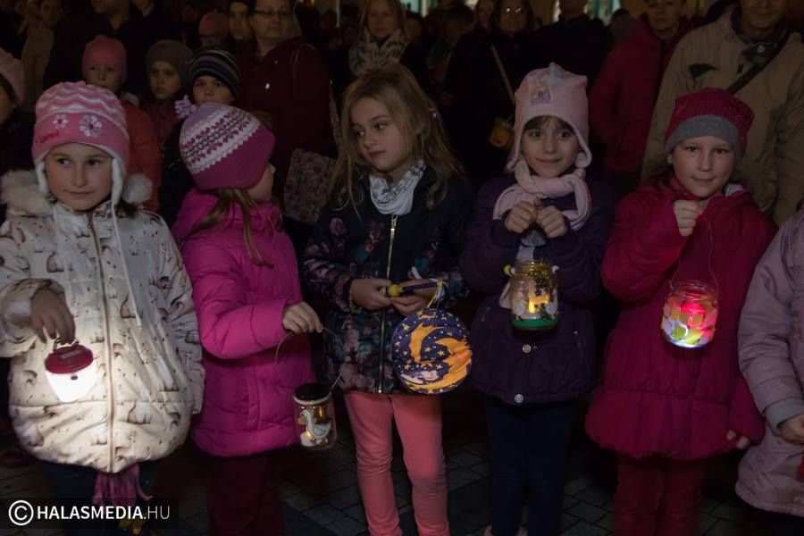 Lámpások fénye a főtéren