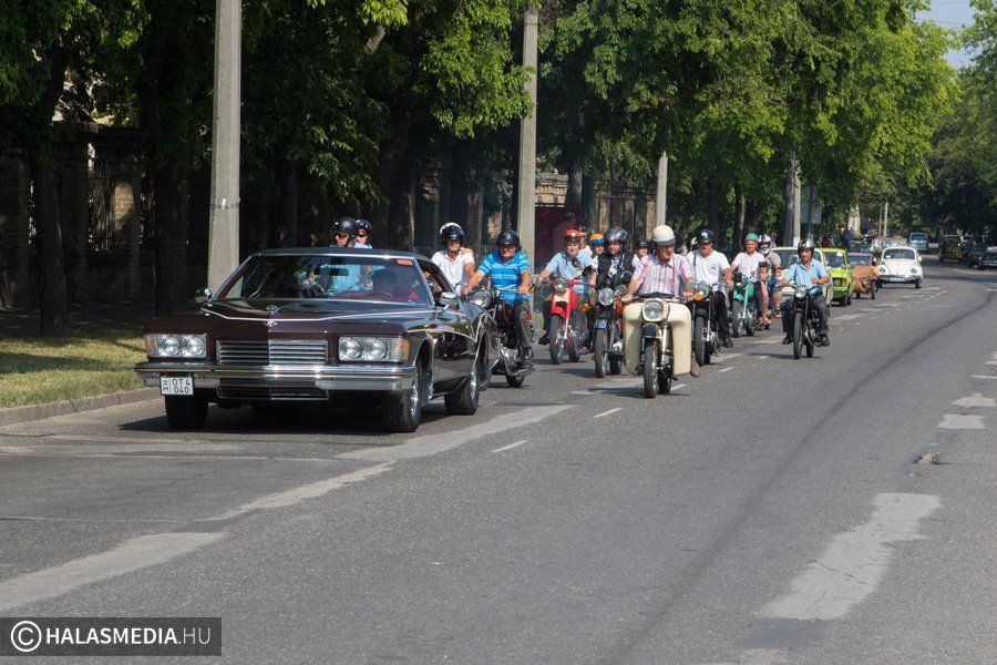 Vasárnap a járművek vonulnak