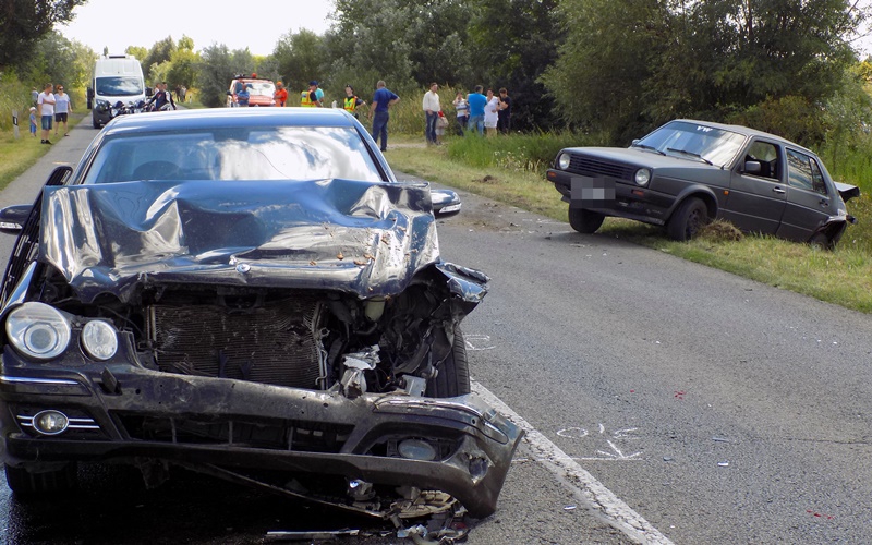 Mercedes ütközött a kanyarodó Golffal
