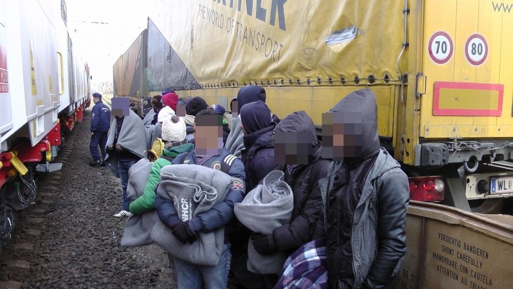 Kamion a vonaton, a kamionban migránsok