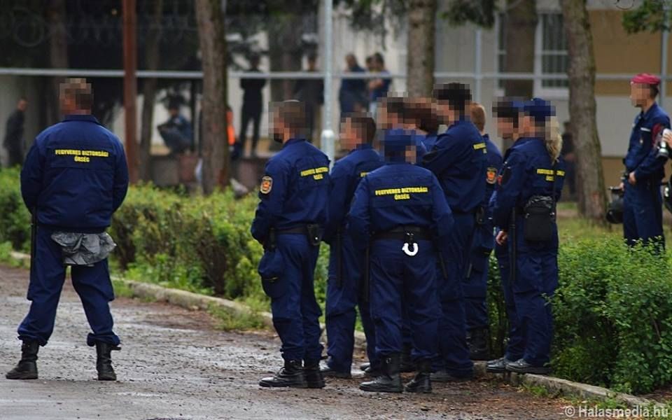 Rátámadt az őrre, kiutasították