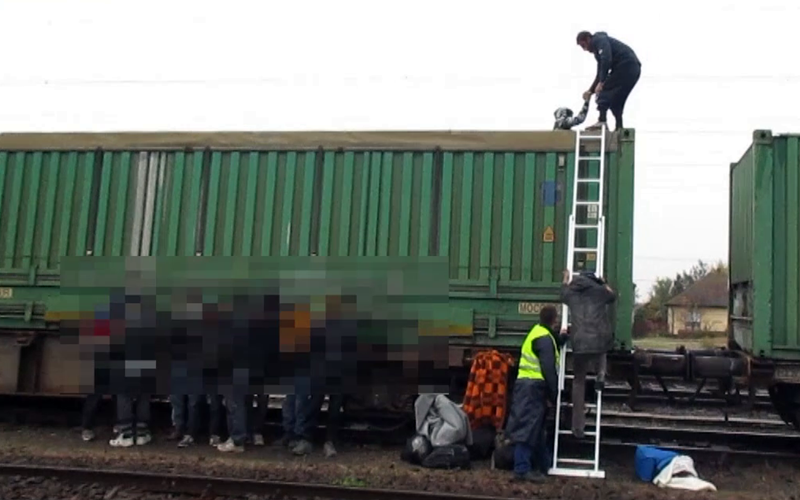 (►) Két nap: 52 migráns a vonaton