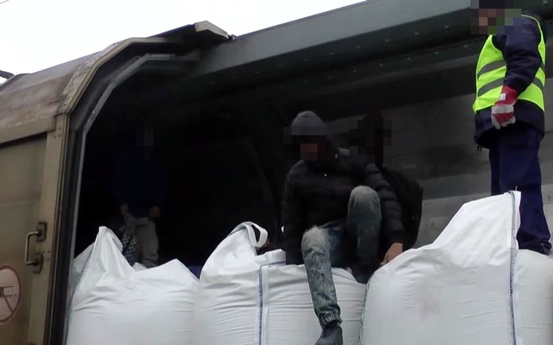 (►) Vonatoznak a migránsok