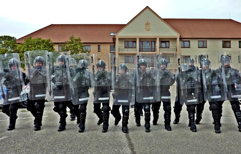 Határvadászokat toboroztak