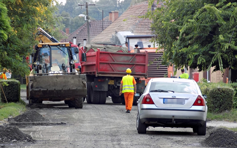 Elkezdődött a Petőfi utca felújítása