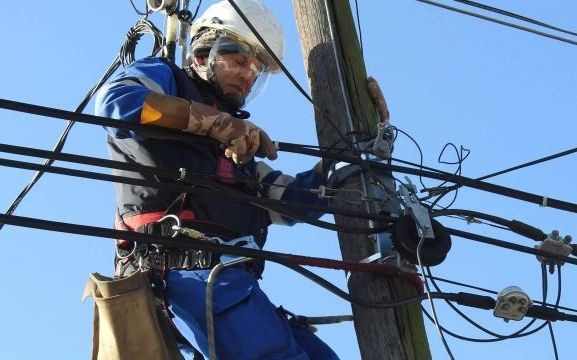 Megerősített szerelőcsapattal dolgoznak a villamoshálózat helyreállításán