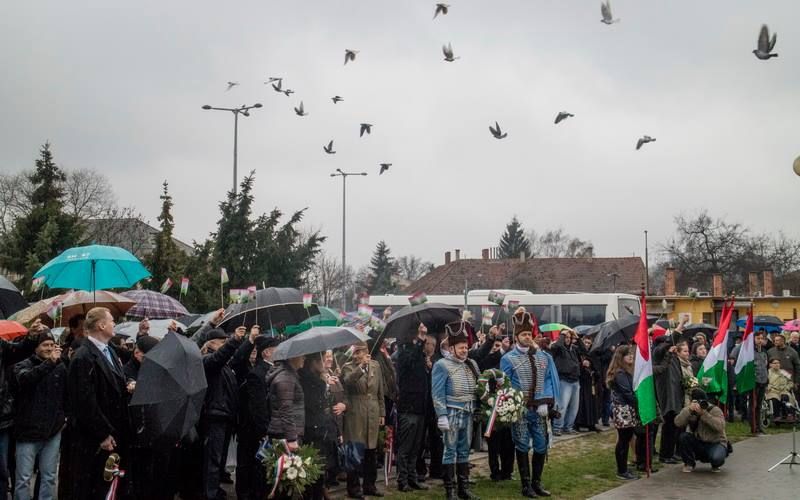  (►) Százak szavalták a Nemzeti dalt