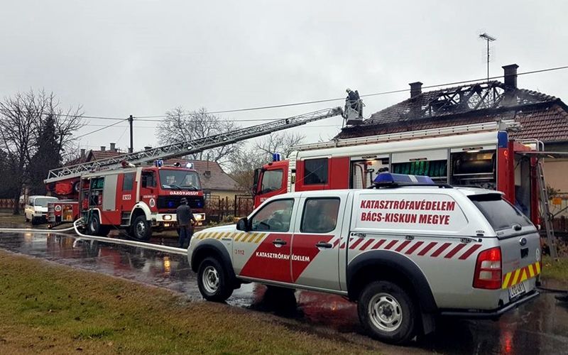 Nyolc vízsugárral oltották a tüzet