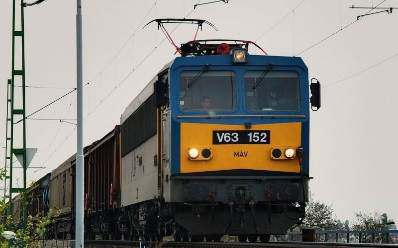 Tehervonattal ütközött az autó