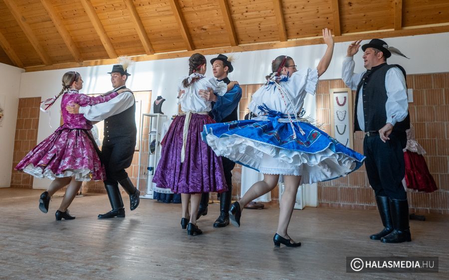 (►) Zászlófelvonás, kenyérszentelés, majd néptáncos műsor az ünnepen