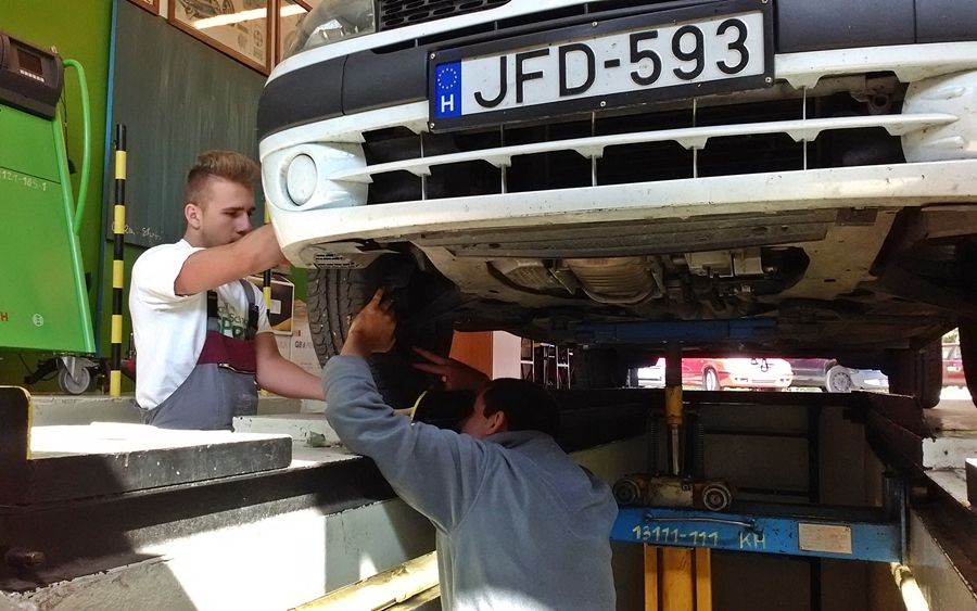 (►) Levizsgáztak az autószerelők
