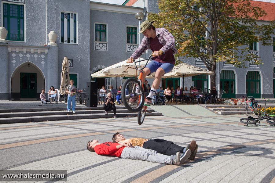 Autómentesen Halas központjában