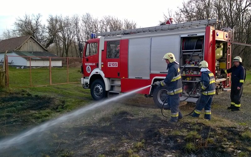 Égett a nád és a fű