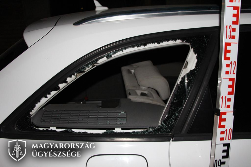 Vascsővel, fakaróval és késsel randalírozott az őrjöngő férfi  - vádat emeltek ellene