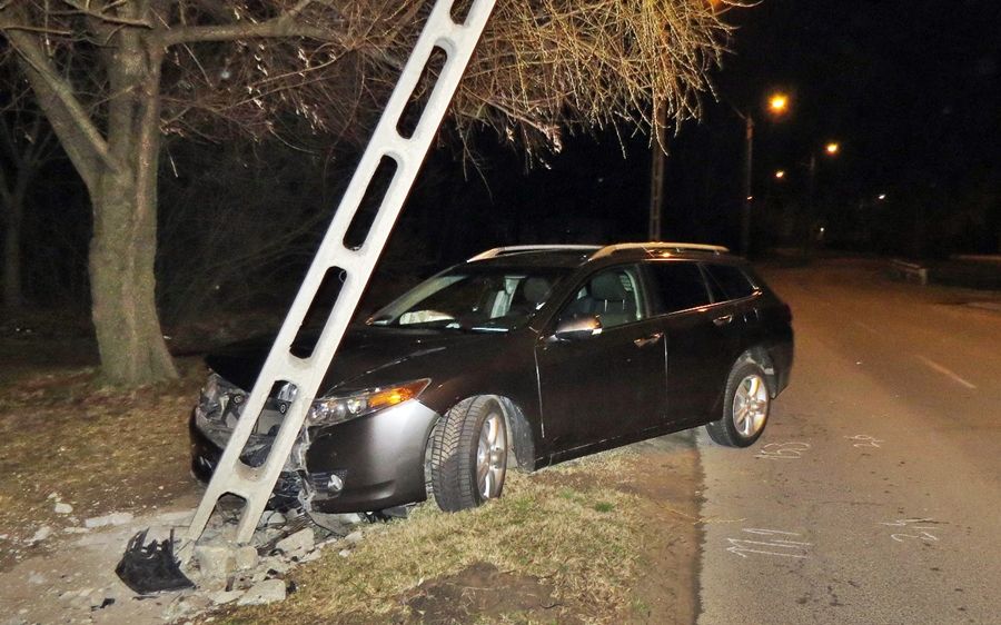 Kiütötte a villanyoszlopot