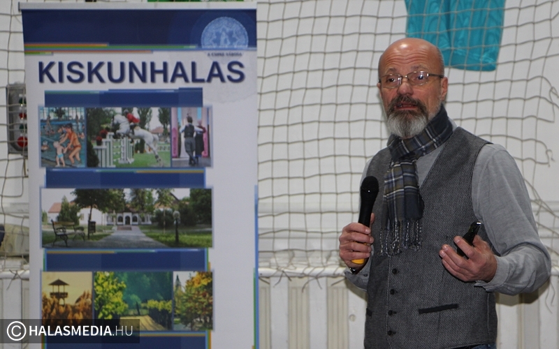 Zacher doktor Halason „rendelt”