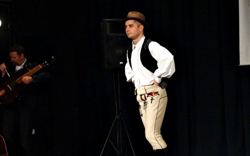 Ádám, a mozi teraszán