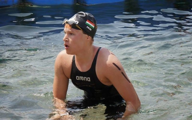 Adél tíz kilométere a Balatonban