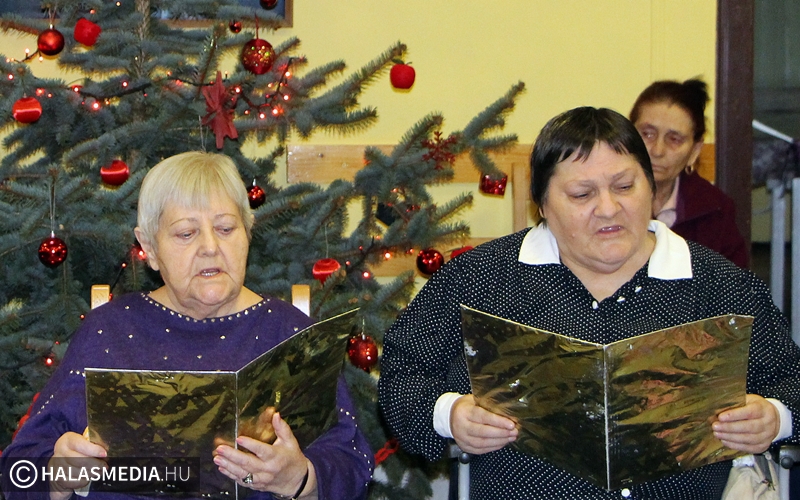 Karácsonyi ünnepség az idősek otthonában