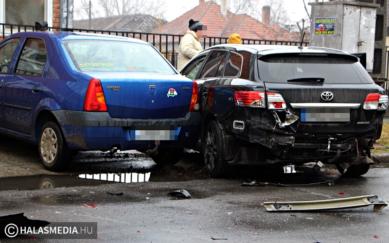 Több autó tört a karambolban