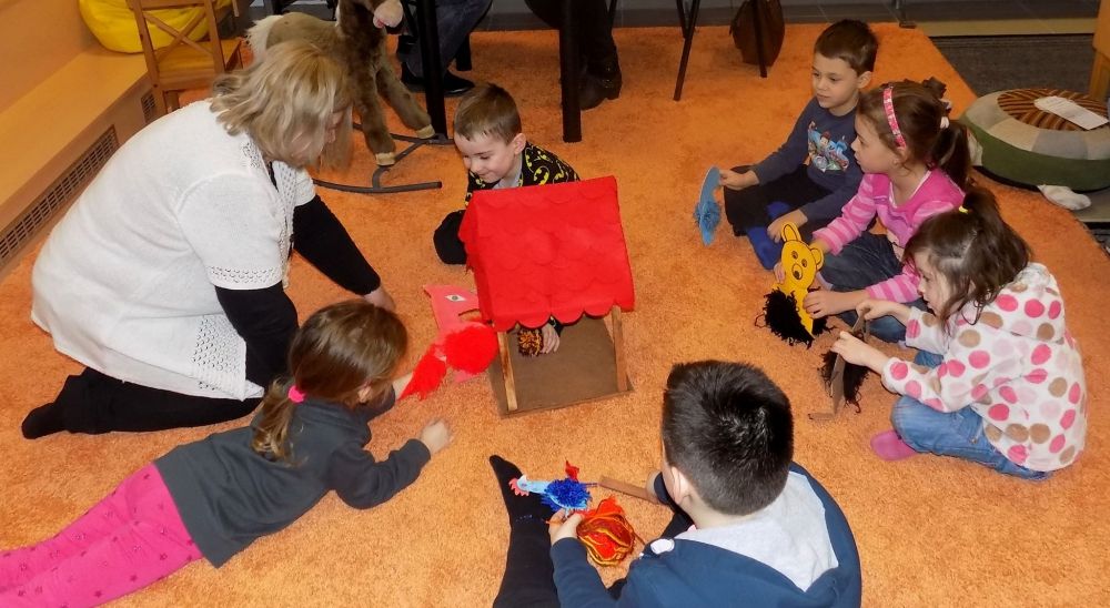 Bábos programsorozat a könyvtárban