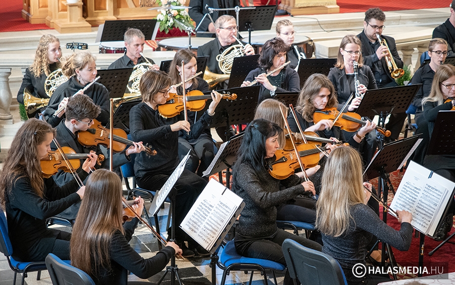 Bajai szimfonikusok zenevarázsa Halason (galéria)